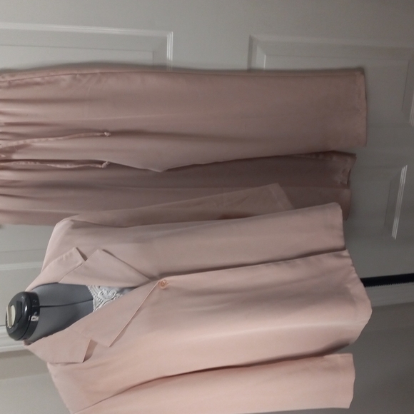 Sag Harbor Two Piece Suit W/ White Shell, Sz Med - Picture 4 of 9